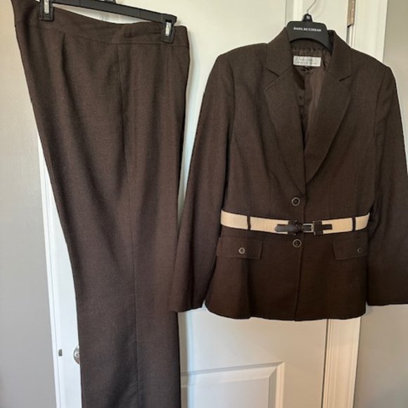 TAHARI BROWN 2PC PANTSUIT WITH CREAM ACCENT BELT - Picture 1 of 4